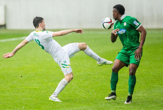 Olimpija je stežka osvojila završko trdnjavo. Haložani so hitro povedli. Nekdanji zmaj Josip Golubar je zatresel mrežo nekdanjega kluba že po petih minutah. Nato sta tujca v zeleno-belih vrstah, Argentinec Ontivero in Nigerijec Henty, poskrbela za preobrat in zmago z 2:1. Olimpija je nastopila brez Andraža Šporarja, ki se je že pripravljal na prestop v Basel. To je bil prvi poraz Zavrča v tej sezoni proti Olimpiji ali Mariboru, gostitelji pa so bili silno nezadovoljni s sojenjem, saj so pogrešali vsaj en strel z bele točke. | Foto: 