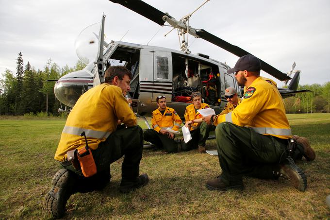 V kanadskem mestu Fort McMurray se borijo z velikim gozdnim požarom, ki je že uničil del mesta. Gasilci se borijo tudi v zraku. | Foto: Reuters