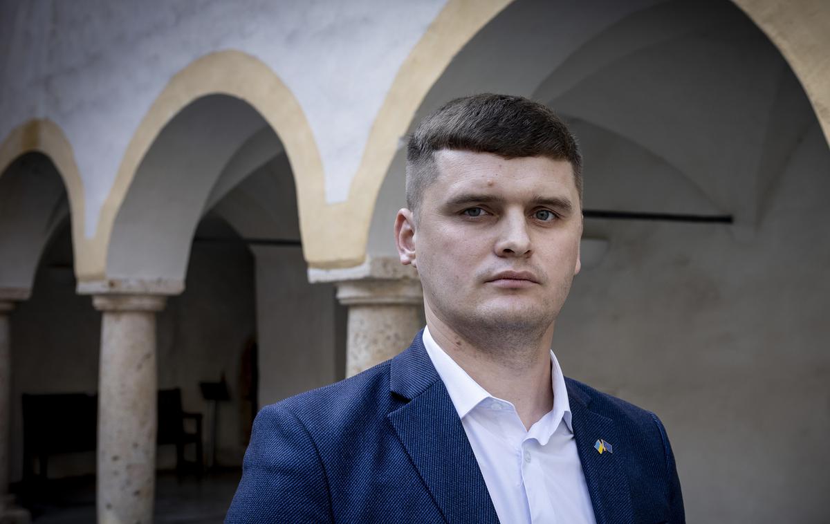 Taras Shapravsky | "Ko se zdaj pelješ po cesti, je vse urejeno, toda vsakič znova se ti obudijo spomini, da so bili tam ubiti ljudje," leto in pol po grozljivih pobojih pravi podžupan Buče Taras Šapravski. | Foto Ana Kovač