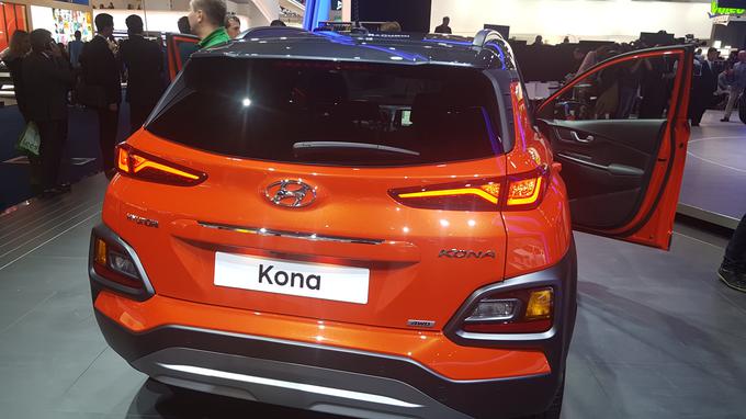 Hyundaijev močan adut v razredu kompaktnih crossoverjev je model kona. V notranjosti ima tako kot vsi hyundaiji digitalni zaslon na vrhu sredinske konzole (podobno kot toyota C-HR). Korejci prinašajo oblikovalsko drznost in barvitost. | Foto: Gregor Pavšič