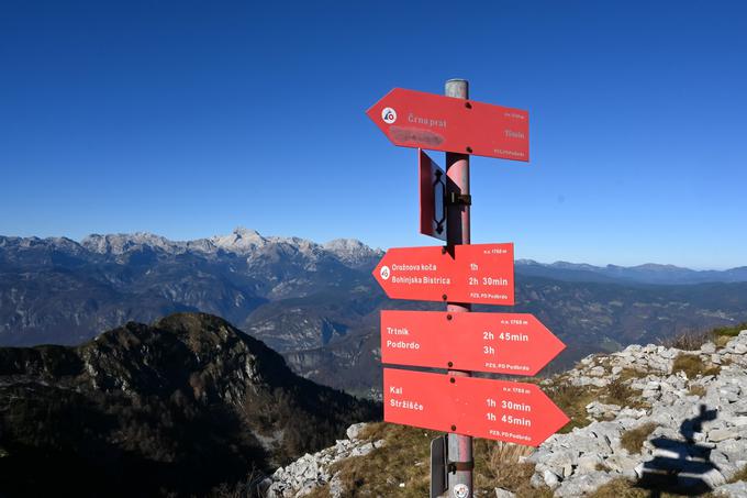 Na sedlu Čez Suho se prvič odpre pogled prek grebena na Julijske Alpe s Triglavom. Krenemo levo proti vrhu. | Foto: Matej Podgoršek