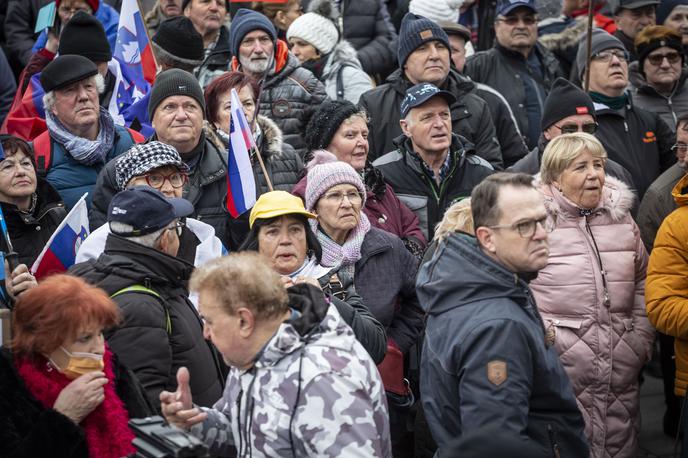 Protestni shod upokojencev, ki ga je pripravila ljudska iniciativa Glas upokojencev Slovenije. Upokojenci | Po mnenju SDS sta se po skoraj dveh letih aktualne vlade finančni in socialni položaj upokojencev drastično poslabšala tudi zaradi neizpolnjenih obljub oziroma zavez, ki so jih koalicijske stranke dale upokojencem.  | Foto Bojan Puhek