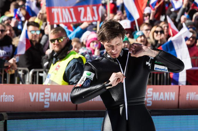 Lani je pred številnimi navijači v Planici dokončno slekel skakalni dres, a jih kmalu zatem spet začel držati. Zdaj že drugo sezono izdeluje drese našim skakalcem. | Foto: Peter Podobnik/Sportida