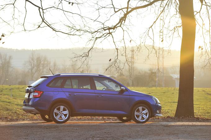 Škoda fabia combi za 15 tisočakov samodejno zavira v sili, ima od tekmecev močnejši bencinski motor, voznike nagovarja tudi z velikim prtljažnikom. | Foto: Ciril Komotar