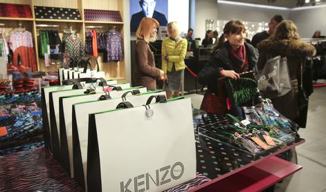 Oboževalci kolekcije Kenzo x H&M so se zapodili po kose #foto #video