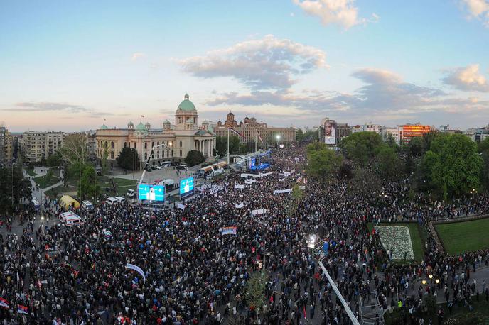 srbija | Gre za nekakšno nadaljevanje protestov s prejšnjega konca tedna. Protestnike, ki se zbirajo na poziv več okoljskih organizacij, so razburile spremembe zakonov o razlastitvi ter o referendumu in ljudski iniciativi, ki naj bi odpirale pot avstralsko-britanskemu rudarskemu velikanu Rio Tintu za izvedbo spornega projekta izkoriščanja litija v dolini Jadra na zahodu Srbije. | Foto STA