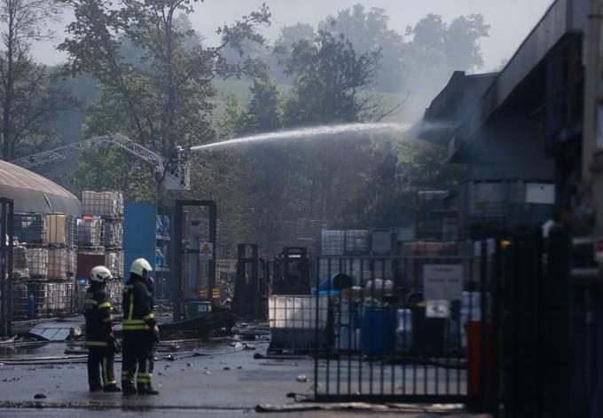 "Arso ne more vedeti, koliko odpadki in kateri so bili skladiščeni na dan požara," pravijo na okoljski agenciji. Za podatke smo danes prosili tudi Kemis in Gorenje, odgovore na naša vprašanja so nam obljubili do jutri (na fotografiji: gašenje na pogorišču v Kemisu). | Foto: STA ,