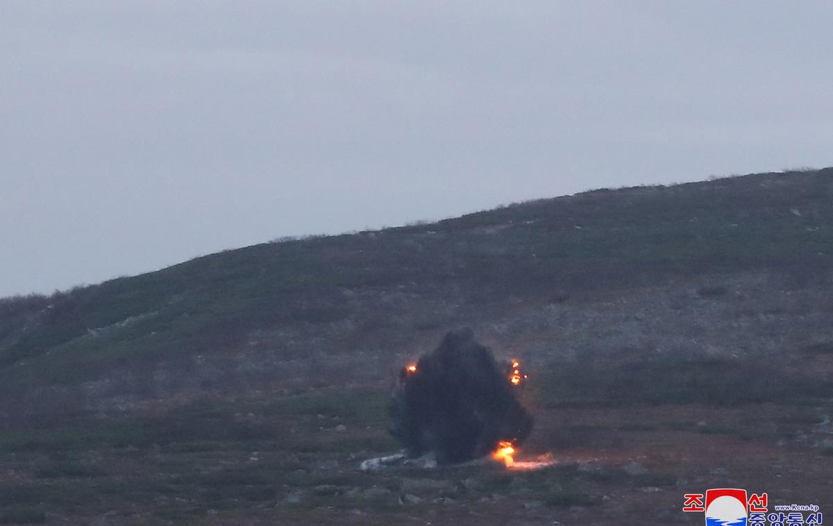 Severna Koreja, testiranje rakete | Čeprav proti Severni Koreji veljajo številne mednarodne sankcije, ki naj bi omejile njen jedrski in raketni program, Pjongjang že leta razvija rakete, tudi takšne, ki bi lahko nosile jedrske konice. Napetosti na Korejskem polotoku se zato že dolgo zaostrujejo. | Foto Reuters