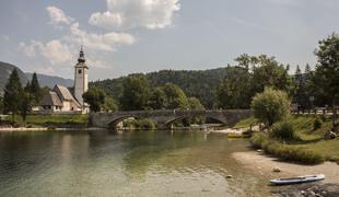 Pozor, zaprti prometni cesti na Mangrtsko sedlo in ob Bohinjskem jezeru!