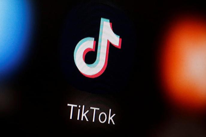 TikTok | V zadnjem času se vse pogosteje pojavljajo skrbi o širjenju vpliva Kitajske prek TikToka.  | Foto Reuters