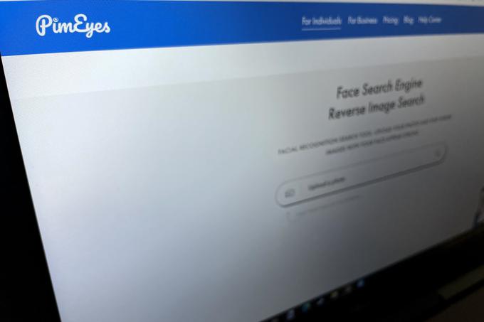 Glede na to, kaj zmore, je PimEyes presenetljivo nišni izdelek. Spletni portal BBC je lani poleti poročal, da je imel PimEyes kljub strašljivi natančnosti iskanja obrazov komaj 6.000 naročnikov, ki so plačevali premijski dostop do storitve. Ta med drugim omogoča potencialno dejansko pridobivanje osebnih podatkov oseb, ki jih najdemo na fotografijah.  | Foto: Matic Tomšič