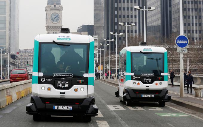 Samovozeča minibusa na 130 metrov dolgi preizkusni progi med dvema pariškima železniškima postajama, 24. januar 2017. | Foto: Reuters