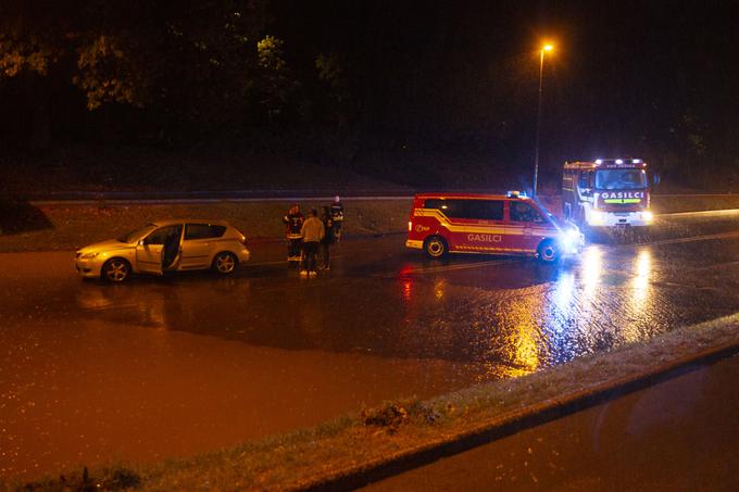 Gasilci so včeraj pomagali pri reševanju osebnih avtomobilov, ki so ostali ujeti v vodi.  | Foto: Bojan Puhek