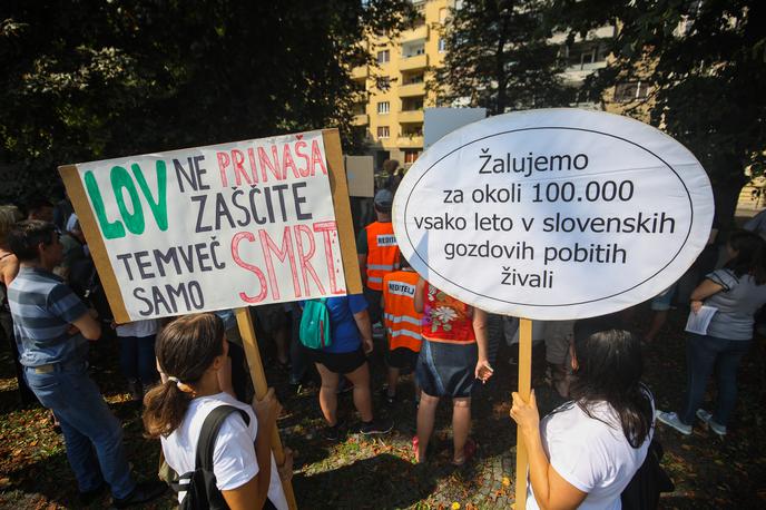 Protest proti odstrelu | Protestniki so pristojne med drugim pozvali, naj ustavijo odstrel volka in medveda. | Foto STA