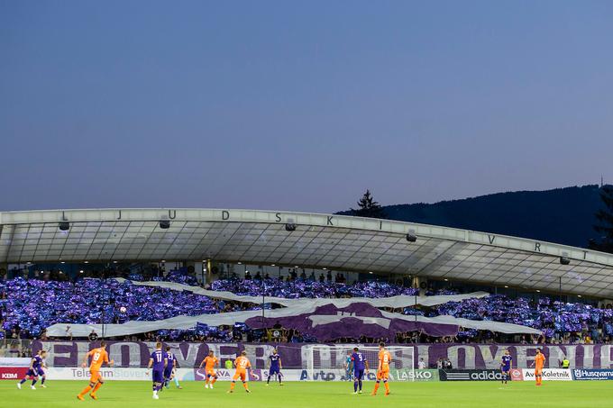 Spektakularna koreografija Viol pred začetkom dvoboja v Ljudskem vrtu. | Foto: Urban Urbanc/Sportida