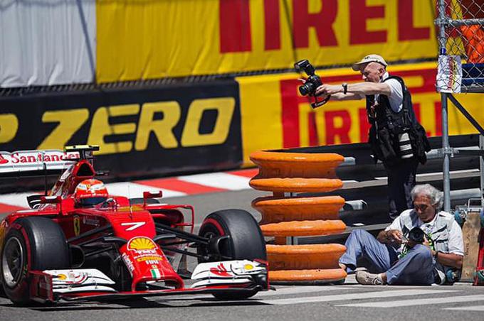 V akciji tik ob progi v Monte Carlu. "Nikjer ni mogoče priti tako blizu stezi in čutiti silovitost formule in moči motorja kot v Monaku," pravi Jukič. | Foto: Jan Sommer Friderikssen