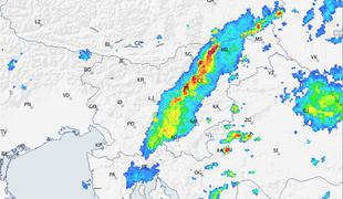 Zaradi neviht imajo gasilci v Sloveniji polne roke dela