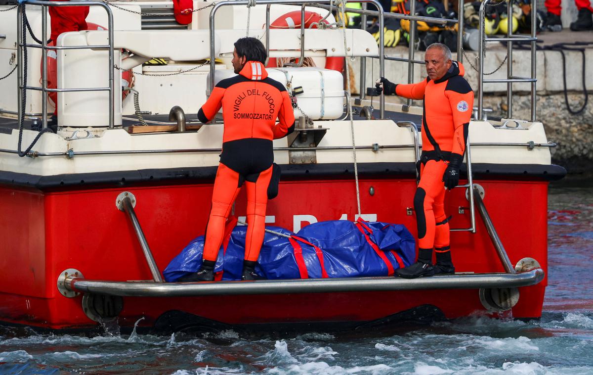 Vreča s trupli, iskanje, Sicilija | Iz potopljene jadrnice, ki leži na globini okrog 50 metrov, kar potapljačem izredno otežuje delo, so v sredo izvlekli pet trupel. Italijanske oblasti žrtev uradno sicer še niso identificirale.  | Foto Reuters