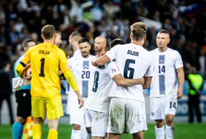 Slovenski nogometaši morajo za ohranitev tretjega mesta, ki zagotavlja obstanek, ostati neporaženi v Solni. | Foto: Vid Ponikvar