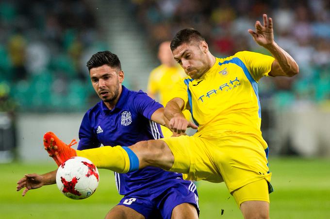 Širok v dvoboju z Morganom Sansonom, ki je v drugem polčasu poskrbel za izenačenje in končni rezultat 1:1. | Foto: Žiga Zupan/Sportida