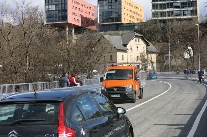 Kranjska zahodna obvoznica | Po več mesecev dolgi zapori so v Kranju za promet spet odprli obnovljen most čez Savski otok. | Foto STA