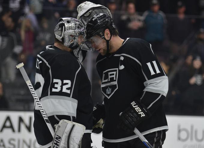 Vratar Jonathan Quick je na srečanju proti Vancouvru ohranil mrežo nedotaknjeno. Po srečanju je sledila znamenita čestitka kapetana Kopitarja. | Foto: Reuters