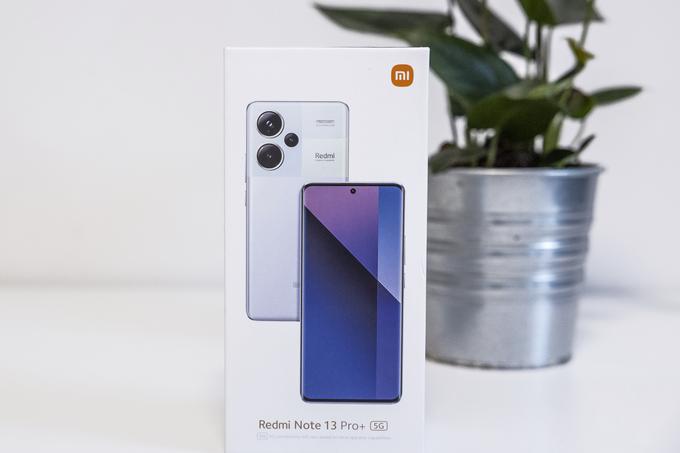 V zavojčku sta priloženi hitri 120-wattni polnilnik HyperCharge in preprost prosojni zaščitni ovitek. Redmi Note 13 Pro+ ima še več zaželenih lastnosti, zaradi katerih spada med boljše približke pametnih telefonov najvišje lige. | Foto: Ana Kovač