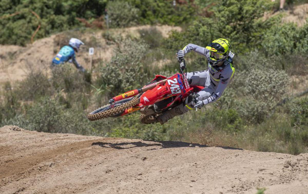 Gajser Sardinija 2022 | Tim Gajser je celoten konec tedna dirkal bolan in fizično povsem iztrošen. | Foto Honda Racing/ShotbyBavo