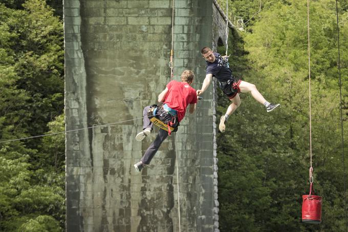 Brezstično plačilo 15 metrov nad reko Sočo | Foto: Arhiv Dunking Devils