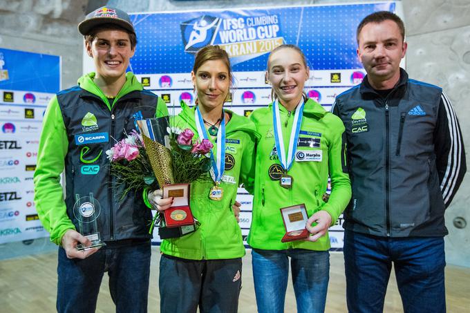 Janja Garnbret po novem sodeluje z Romanom Krajnikom, nekdanjim selektorjem slovenske in avstrijske reprezentance v športnem plezanju. Na fotografiji: Krajnik z Garnbretovo, Mino Marković in Domnom Škoficem v Kranju leta 2015. | Foto: Grega Valančič/Sportida