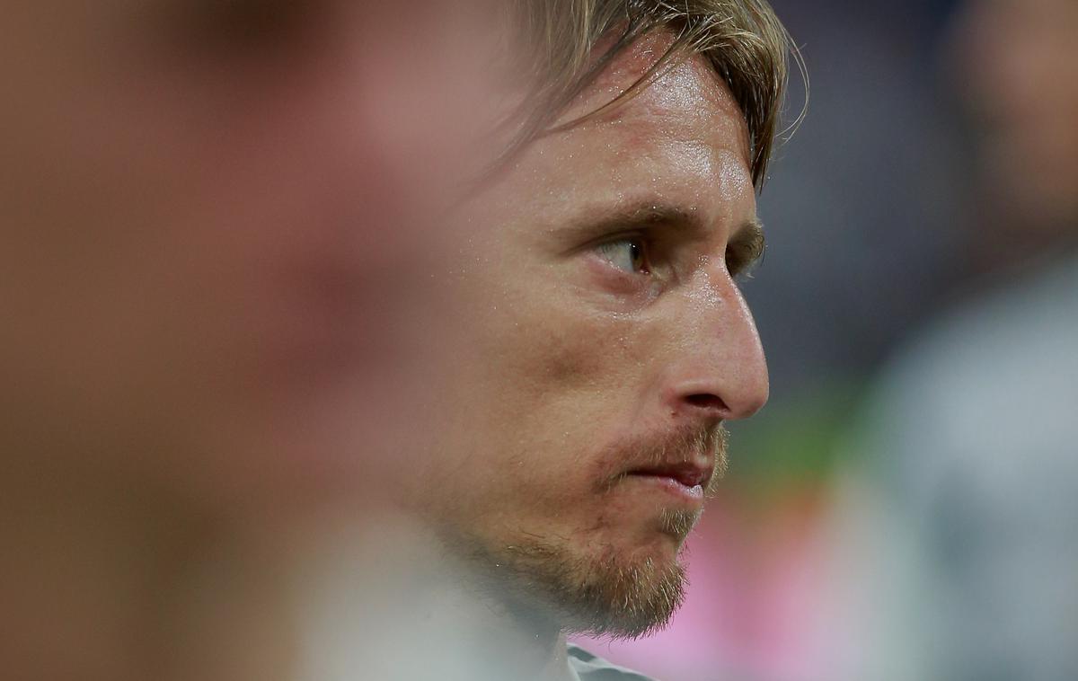 Luka Modrić | Modrića bremenijo, da je na sojenju Mamiću junija lani v Osijeku nekoliko spremenil zgodbo, ki jo je o podpisovanju spornih aneksov na pogodbe o razdelitvi denarja z Mamićem pri prestopu v drugi klub povedal tožilcem med preiskavo leta 2015. | Foto Getty Images