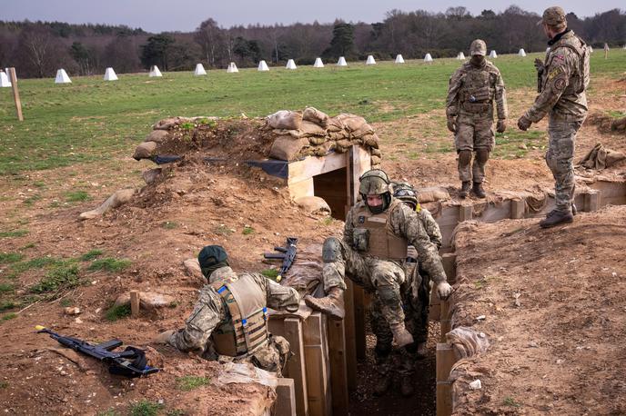 Ukrajina | Danski inštruktorji urijo ukrajinske vojake na vadišču na vzhodu Velike Britanije. | Foto Reuters