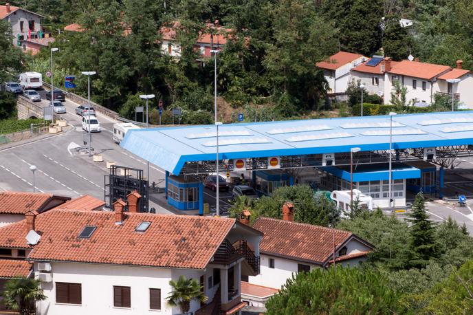 Mejni prehod Sečovlje/Plovanija | Na hrvaški strani nekaterih mejnih prehodov nastajajo zastoji. | Foto STA