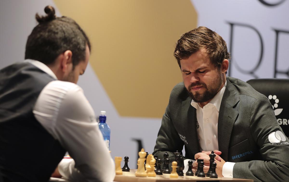 Magnus Carlsen vs Jan Nepomnjaščij | Jan Nepomnjaščij in Magnus Carlsen sta še naprej izenačena. | Foto Guliverimage