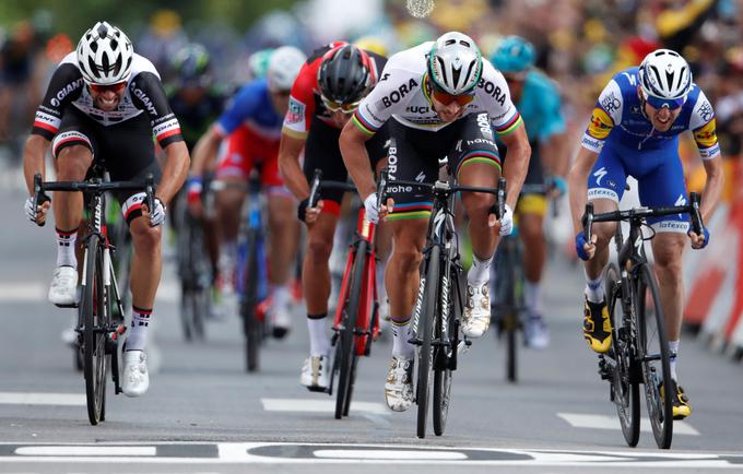 V skupnem seštevku je na prvem mestu ostal Thomas, vrh pa je povsem v barvah ekipe Sky, saj je zdaj drugi Froome, za moštvenim kolegom zaostaja 12 sekund, toliko kot tretji Matthews. Sagan je z etapno zmago in desetimi sekundami bonifikacij zdaj četrti. | Foto: Reuters