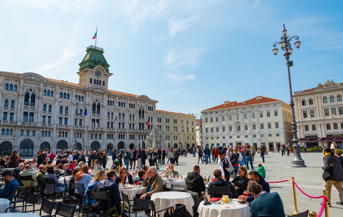 Trst | V središču Trsta se z odlokom župana do 14. septembra tako rekoč končuje kakršna koli oblika nočnega življenja.  | Foto Shutterstock