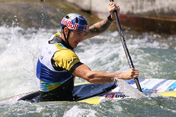 Slovenski kajakaš Peter Kauzer je zmagovalec prve tekme svetovnega pokala v slalomu na divjih vodah v češki Pragi. Potem ko se je skozi šivankino uho kot deseti uvrstil v finale, je nato na brzicah v češki prestolnici z odliko opravil vožnjo in slavil s skoraj sekundo prednosti pred tekmeci. | Foto: Nina Jelenc