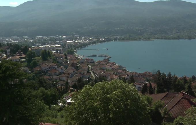 Ohrid leži med visokimi gorami in Ohridskim jezerom, plaže ob jezeru pa so primerne tako za miren družinski oddih kot za obiskovalce, ki uživajo v pestrem nočnem življenju in vrvežu. V preteklosti so mesto zaradi številnih cerkva imenovali slovanski Jeruzalem. V okolici naj bi bilo kar 365 cerkva, zato bi bilo treba v Ohridu ostati vse leto, da bi si lahko vsak dan ogledali eno cerkev. | Foto: Planet TV