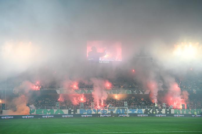 Panathinaikos AEK | Navijači Aeka so si lahko dali duška po zmagi nad mestnim tekmecem, ki vodi na lestvici. | Foto Guliverimage