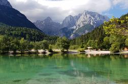 Ob jezeru Jasna in pod žičnicami v Kranjski Gori parkiranje od zdaj plačljivo