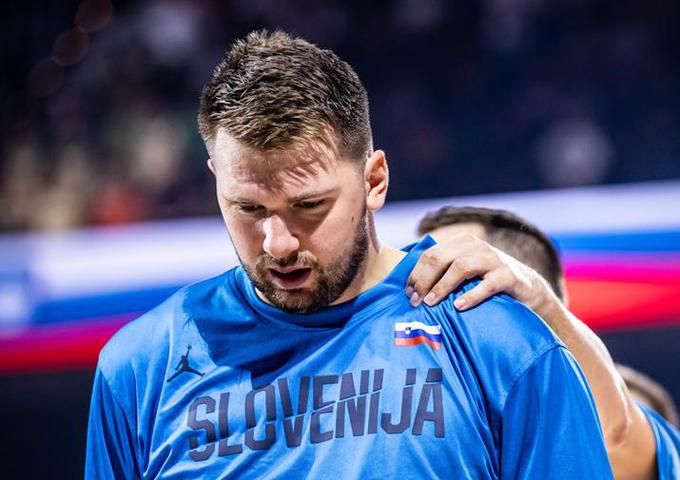 Luka Dončić je letos z Dallasom prvič zaigral v velikem finalu lige NBA in ostal praznih rok proti Bostonu (1:4). Slovenijo v kratkem čaka ogromen izziv, kvalifikacijski turnir za nastop na olimpijskih igrah v Grčiji. | Foto: FIBA