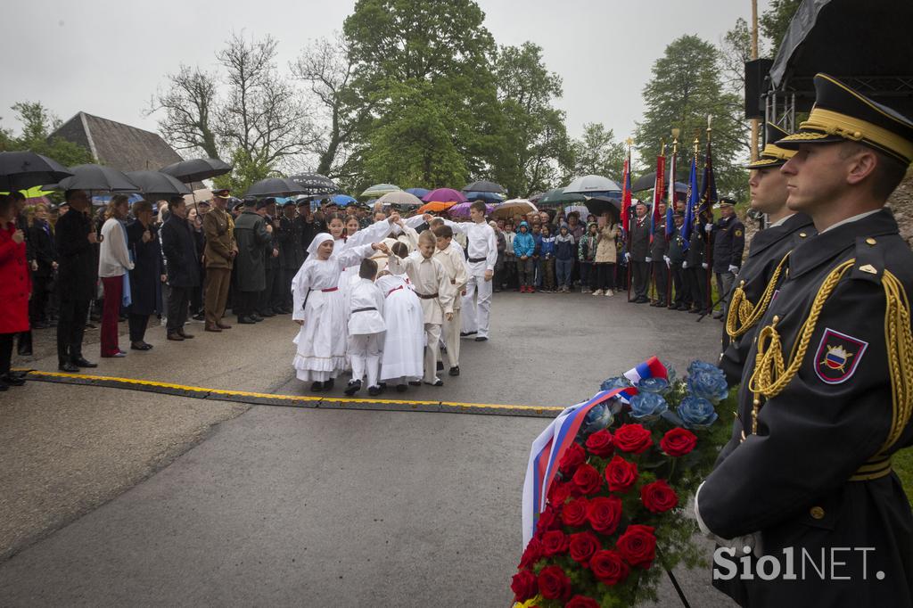 Slovesnost ob dnevu slovensko-britanskega prijateljstva, predsednica republike Nataša Pirc Musar, črnomaljski župan Andrej Kavšek ter veleposlanica Združenega kraljestva Velike Britanije in Severne Irske v Sloveniji Tiffany Sadler.