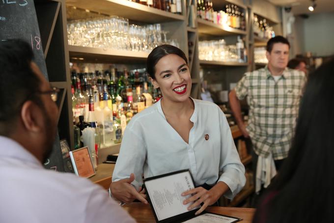 Po diplomi je Ocasio-Cortezova podnevi delala v neki neprofitni organizaciji, v večerni urah pa kot natakarica (fotografija je iz leta 2019, ko je kot kongresnica podprla izboljšanje finančnega položaja natakarjev), kar vedno s ponosom poudari. Vedno je bila dobra učenka in je oboževalka Zvezdnih stez. Ker se je v dijaških letih dobro odrezala na nekem tekmovanju v mikrobiologiji, je Lincolnov laboratorij na univerzi MIT v njeno čast po njej imenoval majhen asteriod, ki lebdi med Marsom in Jupitrom: 23238 Ocasio-Cortez. | Foto: Reuters