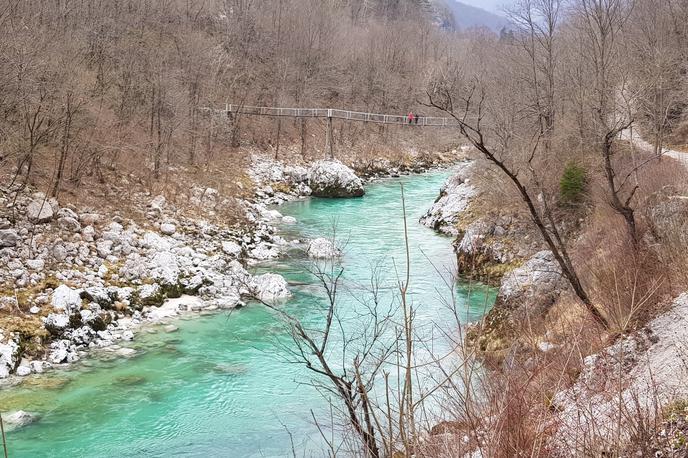 Soča | Kajakašico je močan rečni tok potegnil pod vodo. Iz kajaka ji je uspelo izplavati, nato pa jo je narasla reka odnesla naprej. | Foto PU Nova Gorica