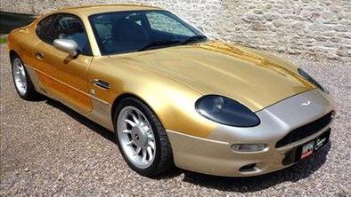 V zlato oblečen Aston Martin DB7