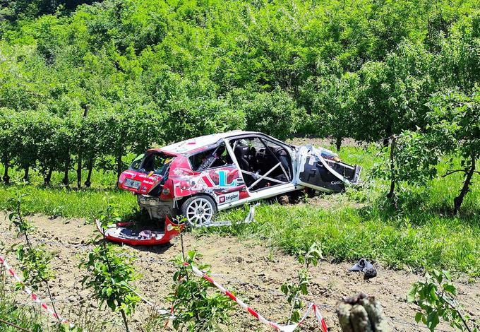 Nesreča posadke Robert Kresnik - Nives Cotič (renault clio RS). | Foto: osebni arhiv