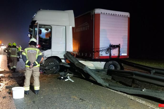 nesreča, dolenjska avtocesta, tovornjak | Zaradi poškodbe ograje in varnosti na tem odseku velja omejitev hitrosti.  | Foto Promet.si/X