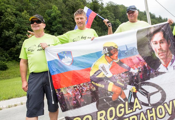 Med navijači, zbrani ob glavni cesti proti Zagorju smo srečali tudi Poldeta Rogliča, očeta Primoža Rogliča, in Zvoneta Pograjca, Rogličevega nekdanjega skakalnega trenerja, ki je po svoje "kriv" za to, da je Primož sedel na kolo. | Foto: Vid Ponikvar