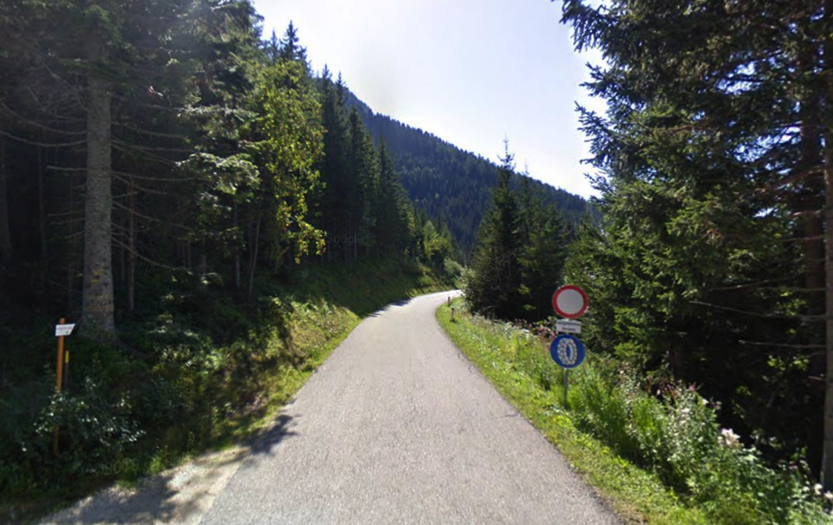 Cesta, Google Maps | Kam točno pelje cesta, ki čez Pavličevo sedlo vodi v Avstrijo? Če bi se zanašali samo na Google Street View, ne bi mogli izvedeti, saj je Google ni fotografiral. | Foto Google Maps Street View