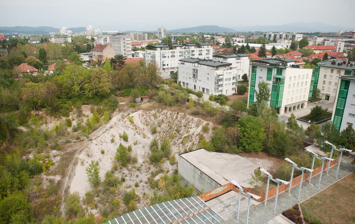 Gradbena jama pri Bežigrajskem dvoru | Nove sodne palače očitno še ne bo kmalu.  | Foto Bor Slana